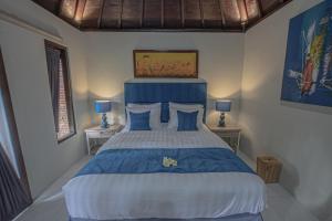 Ein Bett oder Betten in einem Zimmer der Unterkunft Tirta Bali Villa