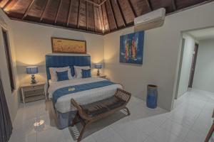 Ein Bett oder Betten in einem Zimmer der Unterkunft Tirta Bali Villa