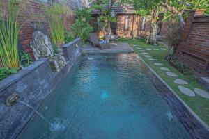 Der Swimmingpool an oder in der Nähe von Tirta Bali Villa