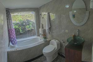 Ein Badezimmer in der Unterkunft Tirta Bali Villa