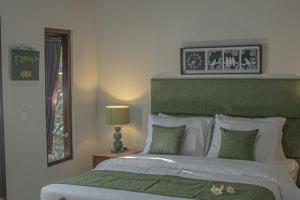 Ein Bett oder Betten in einem Zimmer der Unterkunft Tirta Bali Villa