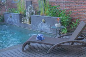 Der Swimmingpool an oder in der Nähe von Tirta Bali Villa
