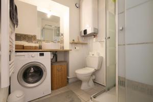 uma casa de banho com um WC e uma máquina de lavar roupa em expat renting - Le Sophia - Casino Barrière - Parking em Toulouse