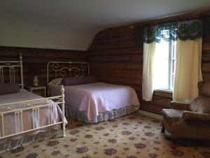 Postel nebo postele na pokoji v ubytování Gakona Lodge