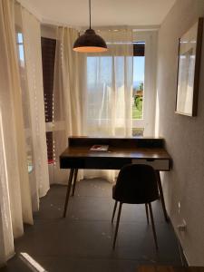 Ecublens的住宿－Amazing Studio In Lausanne Close To Epfl Unil，一张桌子,房间带窗户和椅子