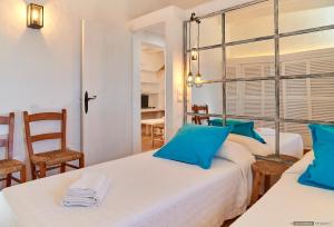Giường trong phòng chung tại Casita Del Puerto Formentera Passport