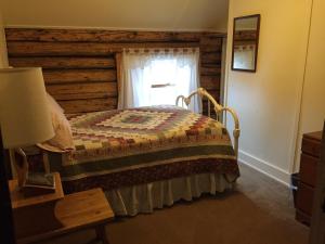 Un pat sau paturi într-o cameră la Gakona Lodge