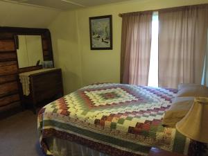 Postel nebo postele na pokoji v ubytování Gakona Lodge