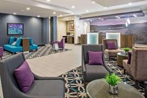 約克的住宿－紐約拉金塔旅館及套房，一间设有紫色和蓝色椅子的等候室