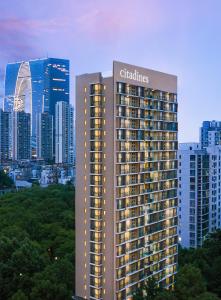 苏州苏州馨乐庭星海公寓酒店的一座高大的建筑,在城市里,在上面有言语