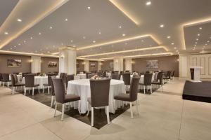 A restaurant or other place to eat at Ramada By Wyndham Giresun Piraziz