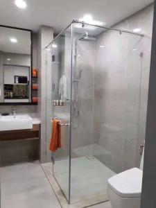 a bathroom with a shower and a toilet and a sink at D2 residences huahin 华欣市中心近海滩近商场酒店式公寓可加床有连通房型 in Hua Hin