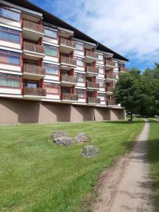 un gran edificio de apartamentos con un campo de césped al lado en Apartment Anja en Schluchsee
