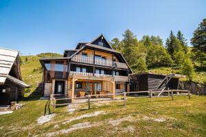 una gran casa de madera en la cima de una colina en Apartments Zvoh, Krvavec, Ski-in, Ski-out en Cerklje na Gorenjskem