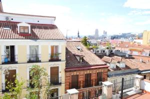 uitzicht op de daken van gebouwen in een stad bij Puerta del Sol Apartament in Madrid