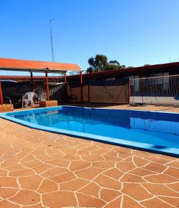a swimming pool in the middle of a yard at Ardeanal Motel in West Wyalong