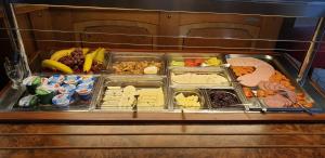 einem Kühlschrank mit verschiedenen Lebensmitteln in der Unterkunft Hotel & Restaurant - Zum Schleicher Kuckuck in Schleich