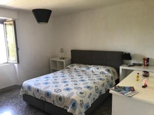1 dormitorio con 1 cama con edredón azul y blanco en Casa Felice, en Caria
