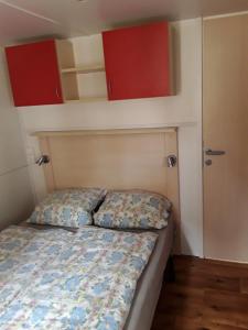 a small bedroom with a bed and two bunk beds at Mobilhome Privlaka in Privlaka