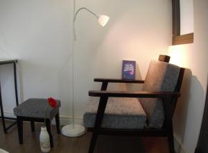um quarto com uma mesa, uma cadeira e um candeeiro em Lama Homestay em Hue