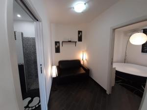 een kleine kamer met een wastafel en een badkamer bij Casa Vacanze Expo in Letojanni