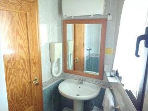 łazienka z umywalką i lustrem w obiekcie Hotel Mesón el Castillo w mieście Bañeres de Mariola +37 zdjęć