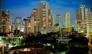 une ligne d'horizon nocturne avec de grands bâtiments dans l'établissement iCheck inn Residences Sukhumvit 20, à Bangkok
