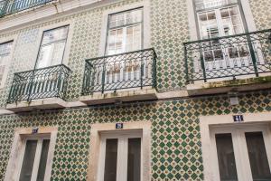 un edificio con azulejos verdes y blancos. en Rossio Suites en Lisboa