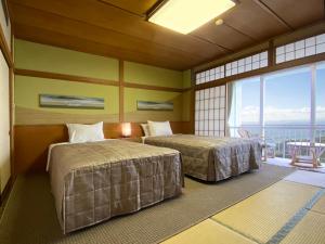 
Mikawa Bay Hills Hotel房間的床
