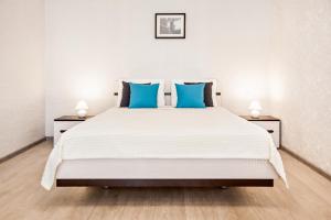 トリヤッチにあるSpring Melody Apartment SUTKI LIFEのベッドルーム(青い枕の大きな白いベッド付)