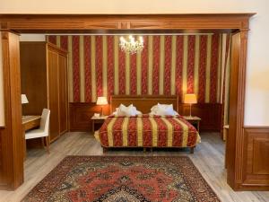 ein Hotelzimmer mit einem Bett und einem Teppich in der Unterkunft Hotel Neue Post I self check-in in Innsbruck
