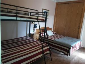 Łóżko lub łóżka w pokoju w obiekcie Hotel Mesón el Castillo