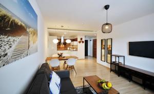 Μια τηλεόραση ή/και κέντρο ψυχαγωγίας στο Apartament Wydmowy Osiedle Polanki