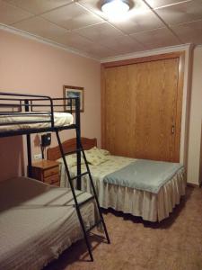 Łóżko lub łóżka w pokoju w obiekcie Hotel Mesón el Castillo