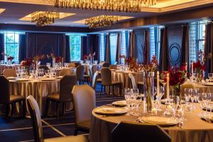 Restaurace v ubytování Kimpton Cardinal Hotel by IHG