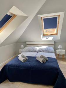 1 dormitorio con 1 cama con 2 toallas en Pokoje Gościnne Cztery Wiatry, en Frombork