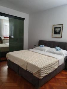 Säng eller sängar i ett rum på Apartmani Nada