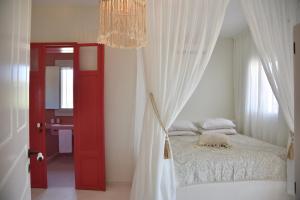 Postel nebo postele na pokoji v ubytování Elefthia Syros Junior Suite
