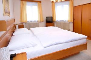 Postel nebo postele na pokoji v ubytování Hotel zur Sonne