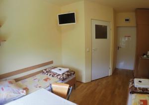 Giường trong phòng chung tại Nawojka Hotele Studenckie