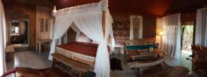 Postel nebo postele na pokoji v ubytování Sang Giri Mountain Tent Resort