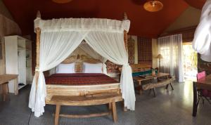 Postel nebo postele na pokoji v ubytování Sang Giri Mountain Tent Resort
