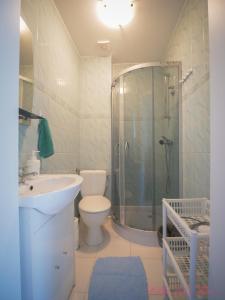 韋巴的住宿－Villa del Mar，带淋浴、卫生间和盥洗盆的浴室