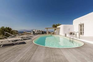 una piscina en una terraza junto a una casa en Villa Esencia, en Agios Ioannis Mykonos