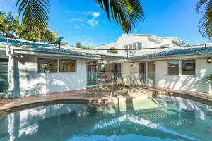 una piscina frente a una casa en Island living in the heart of Noosa, en Noosa Heads