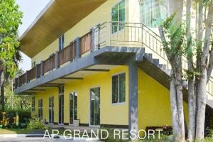 北碧AP Grand Resort的黄色的建筑,上面设有阳台