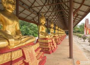 北碧AP Grand Resort的坐在屋顶下的一排金雕像