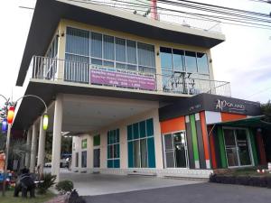 北碧AP Grand Resort的顶部有阳台的建筑