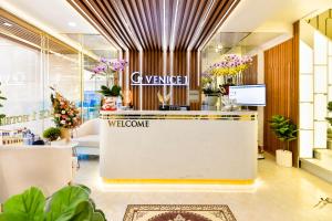 un vestíbulo de una floristería con un mostrador de bienvenida en Venice 1 Hotel, en Ho Chi Minh