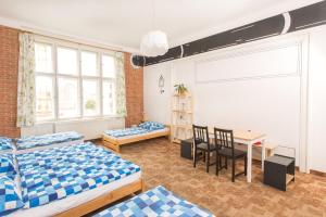 1 Schlafzimmer mit 2 Betten, einem Tisch und Stühlen in der Unterkunft Hostel Downtown in Prag
